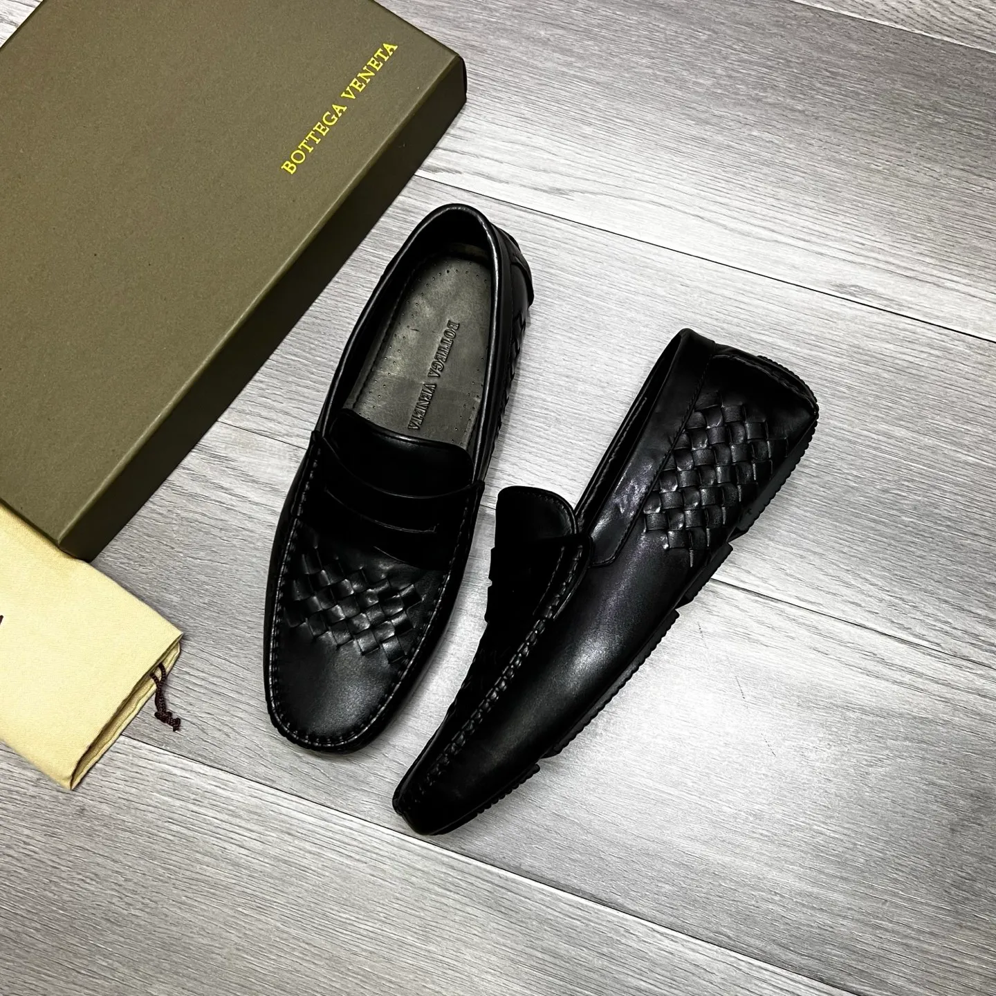 Factory price 480 BV〰️Purely handmade classic men's beanie shoes👉👉driving shoes, slip-on shoes, woven with cowhide imported from Italy, 💕water-dyed cowhide lining, 🔊original outsole, waterproof platform design, comfortable on the feet. A good choice for traveling and driving, two colors available, code number: 38-44, (45 can be customized)